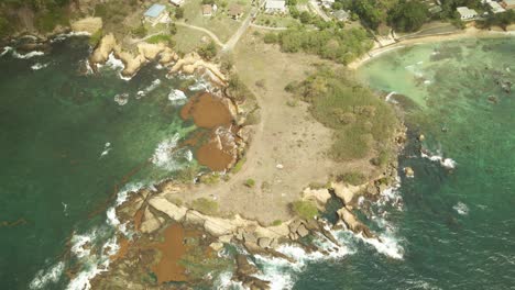 Asombrosa-Vista-Aérea-De-Algas-Marinas-O-Sargazos-Que-Afectan-Las-Aguas-Cristalinas-De-La-Isla-Caribeña-De-Tobago