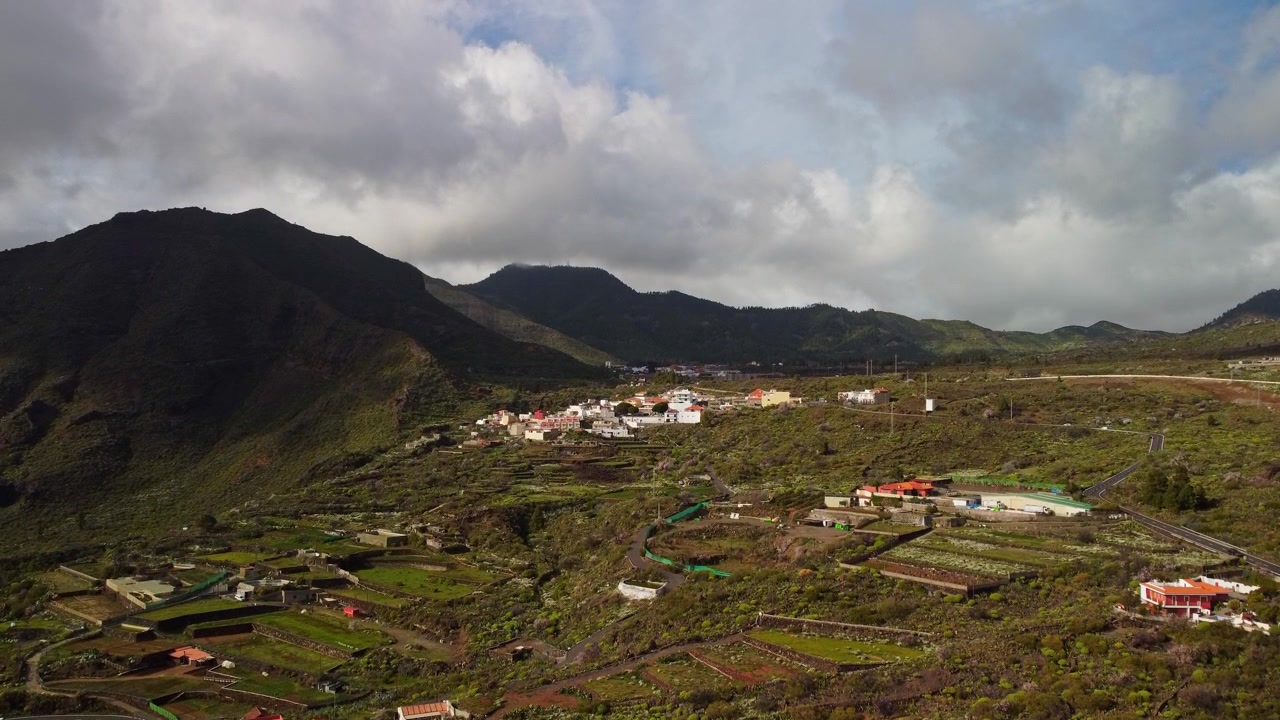 Vista aerea su un villaggio di montagna spagnolo. Villaggio in una valle nascosta