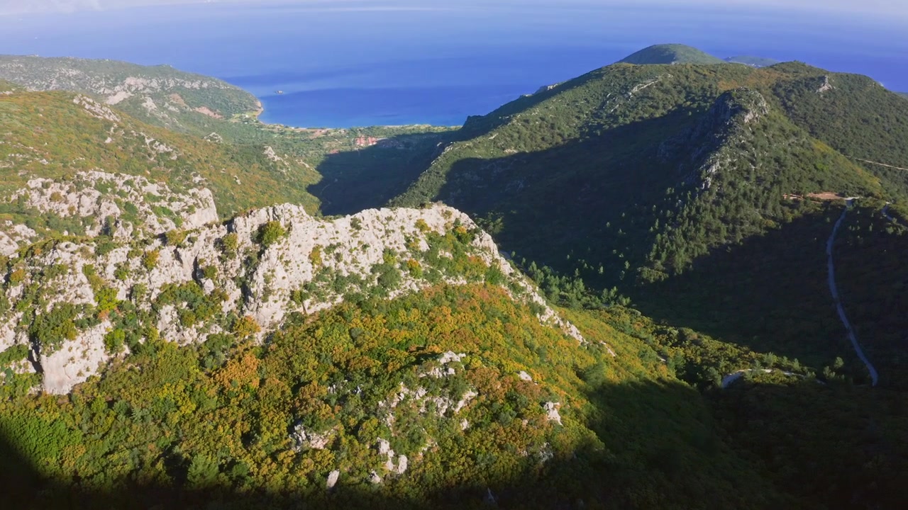 Volo panoramico sopra le montagne boscose della penisola di Datça e il Mar Egeo in una giornata di sole