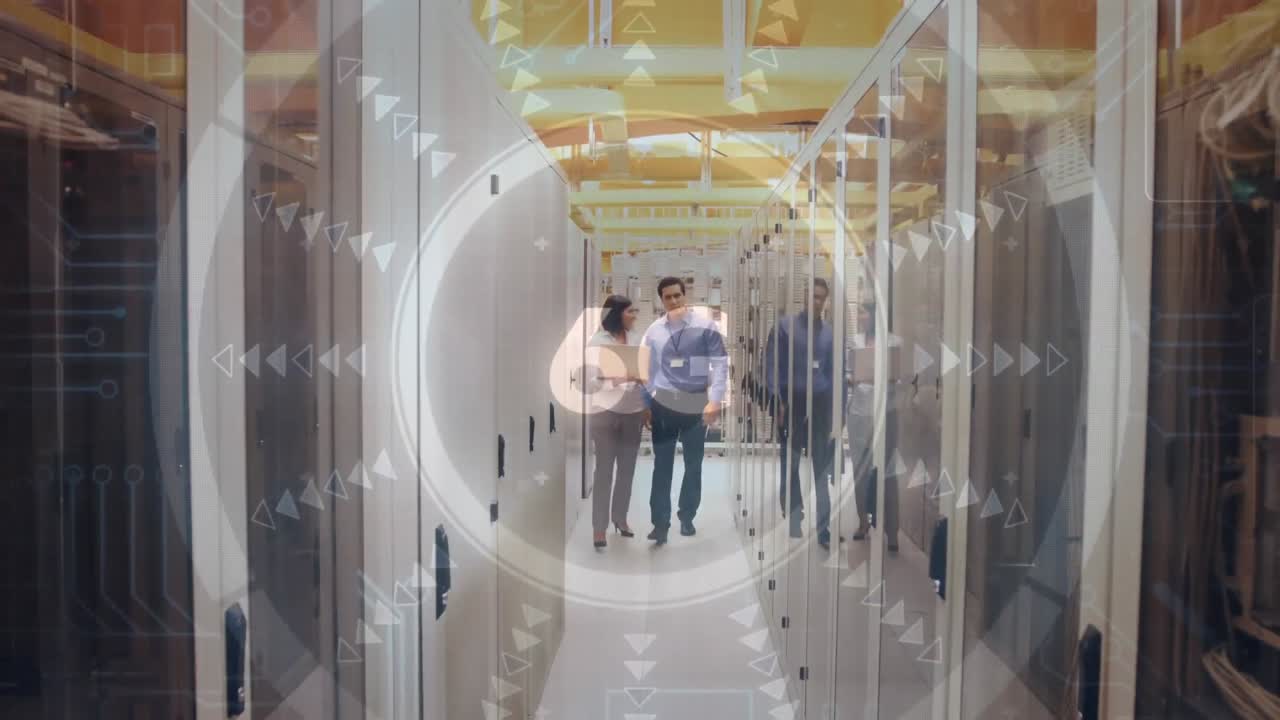 animación de texto 6g y escaneo de interfaz sobre dos personas caminando por la sala del servidor de la computadora