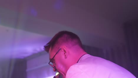 el hombre de la chaqueta blanca saxofonista