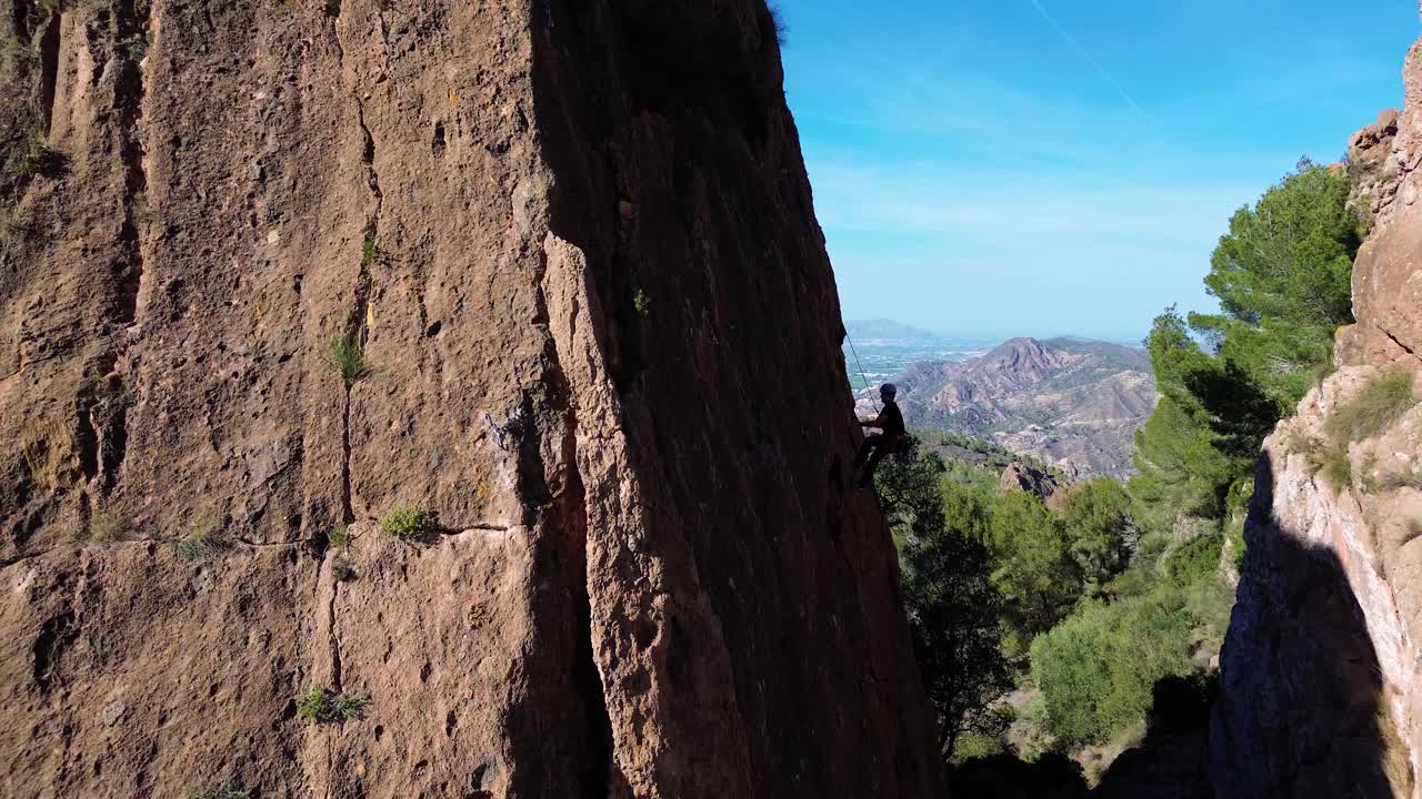 hombre escalando roca vista aérea de deportista rapelando montaña en la panocha, el valle de murcia, españa mujer rapelando por una montaña escalando una gran roca