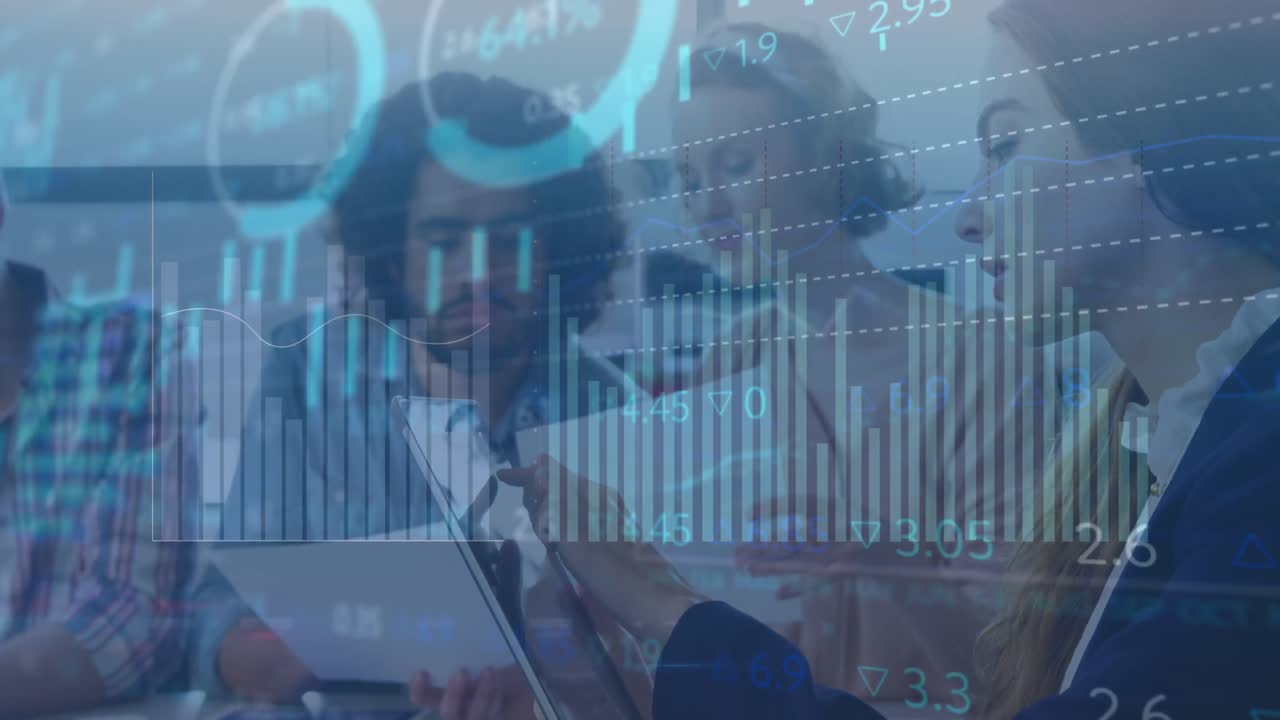 animación del procesamiento de datos estadísticos sobre una mujer de negocios caucásica que usa una tableta digital en la oficina