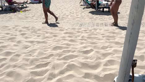 Menschen-Gehen-An-Einem-Sommertag-Am-Strand-Von-Caparica-Auf-Einem-Holzsteg-Spazieren