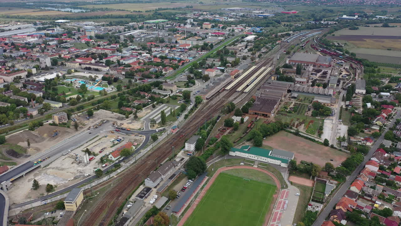 ciudad de miskolc en hungría, vista desde un avión no tripulado