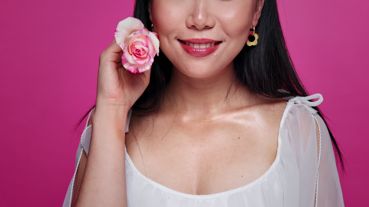 장미 를 들고 있는 여자