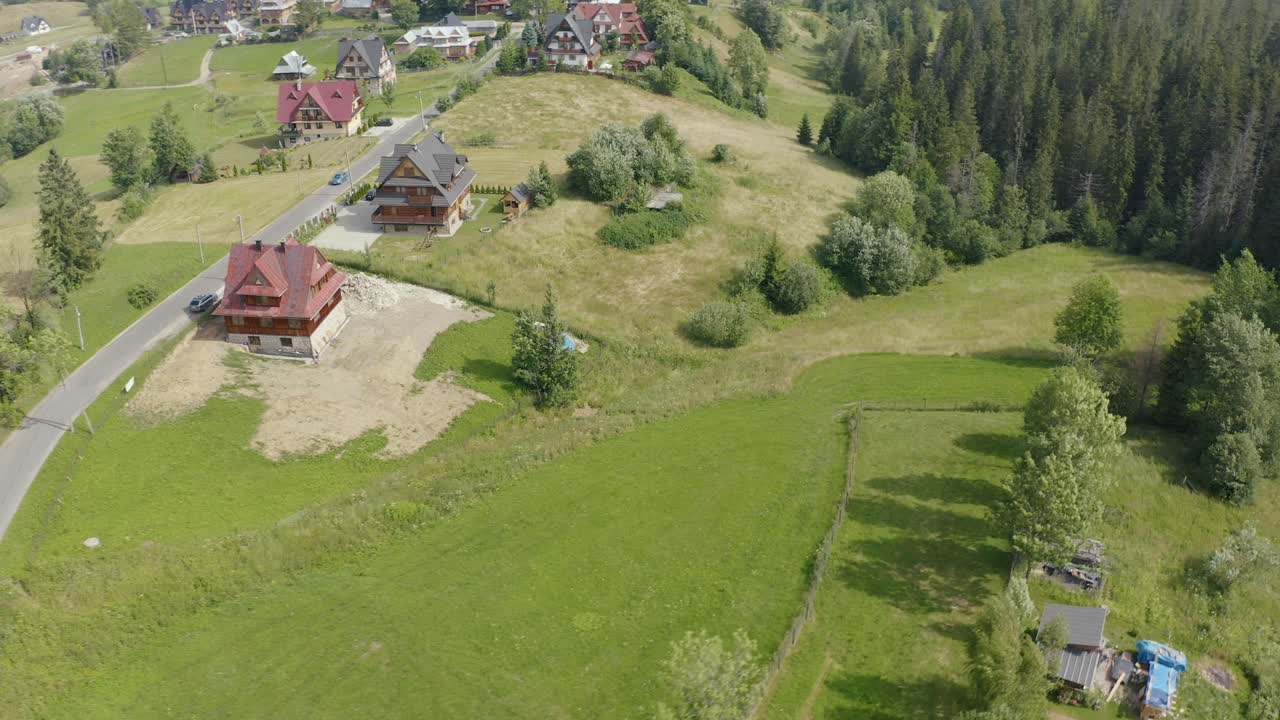 Den charmerende landsby Cyrhla i Podhale-regionen, Droneorbit