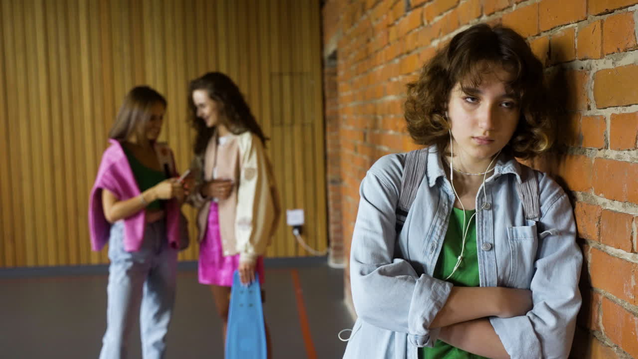 복도 에서 음악 을 듣고 있는 십대