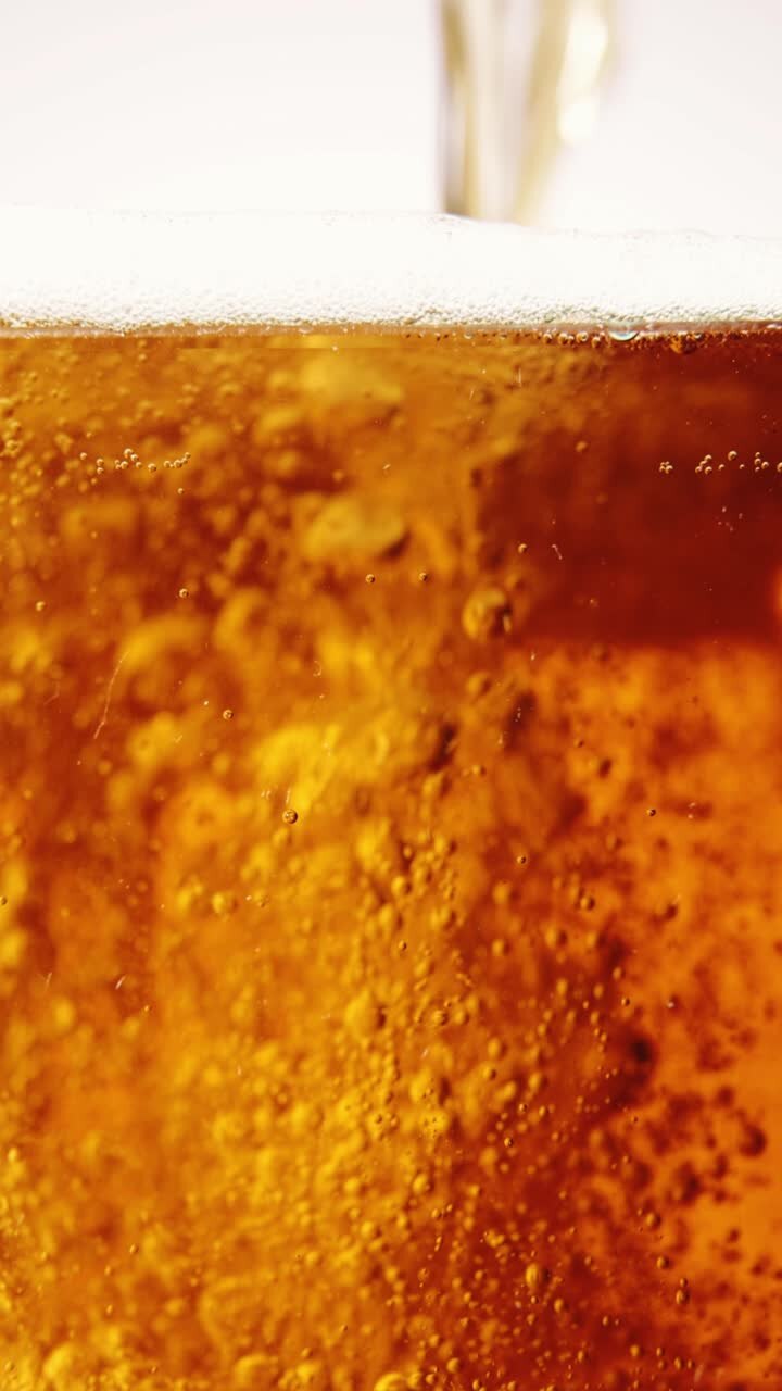 primer plano de una cerveza que se vierte