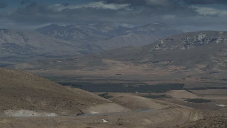 Conducción-De-Automóviles-A-Través-Del-Magnífico-Paisaje-Patagónico,-Panorámica-De-Gran-Angular