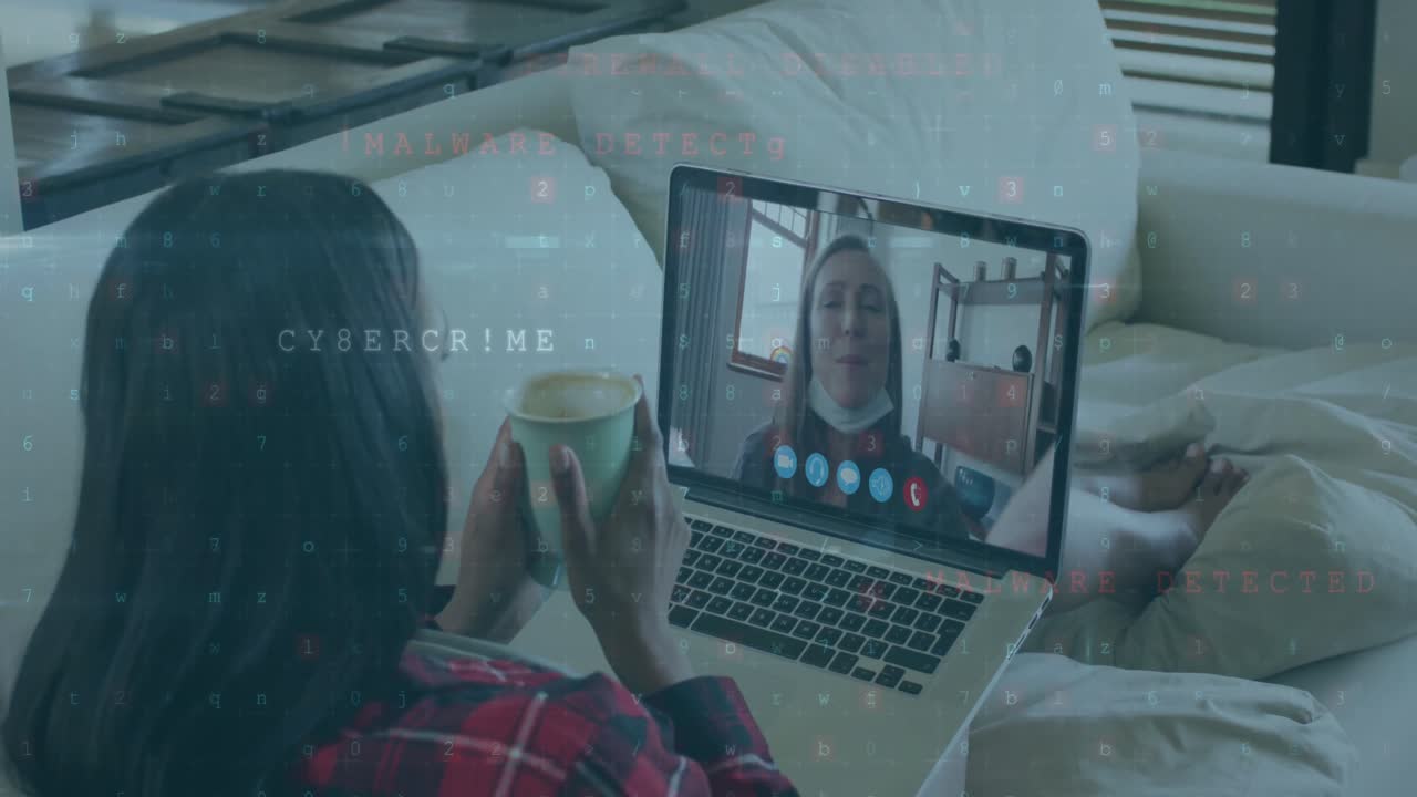 procesamiento de datos de seguridad cibernética contra una mujer que tiene una videollamada en una computadora portátil en casa