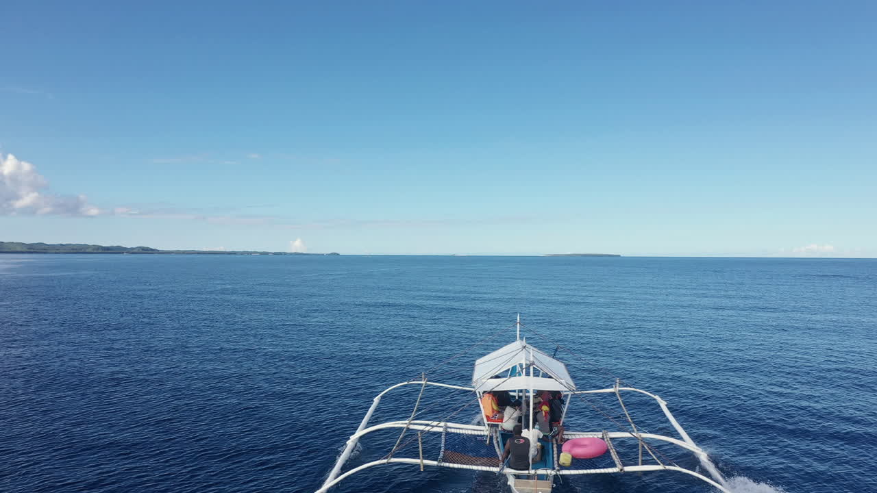 모험으로 가득 찬 열린 바다를 제외하고는 아무것도 없습니다.