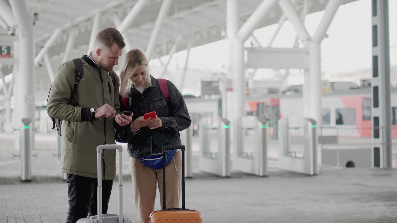 pareja esperando el tren en la estación