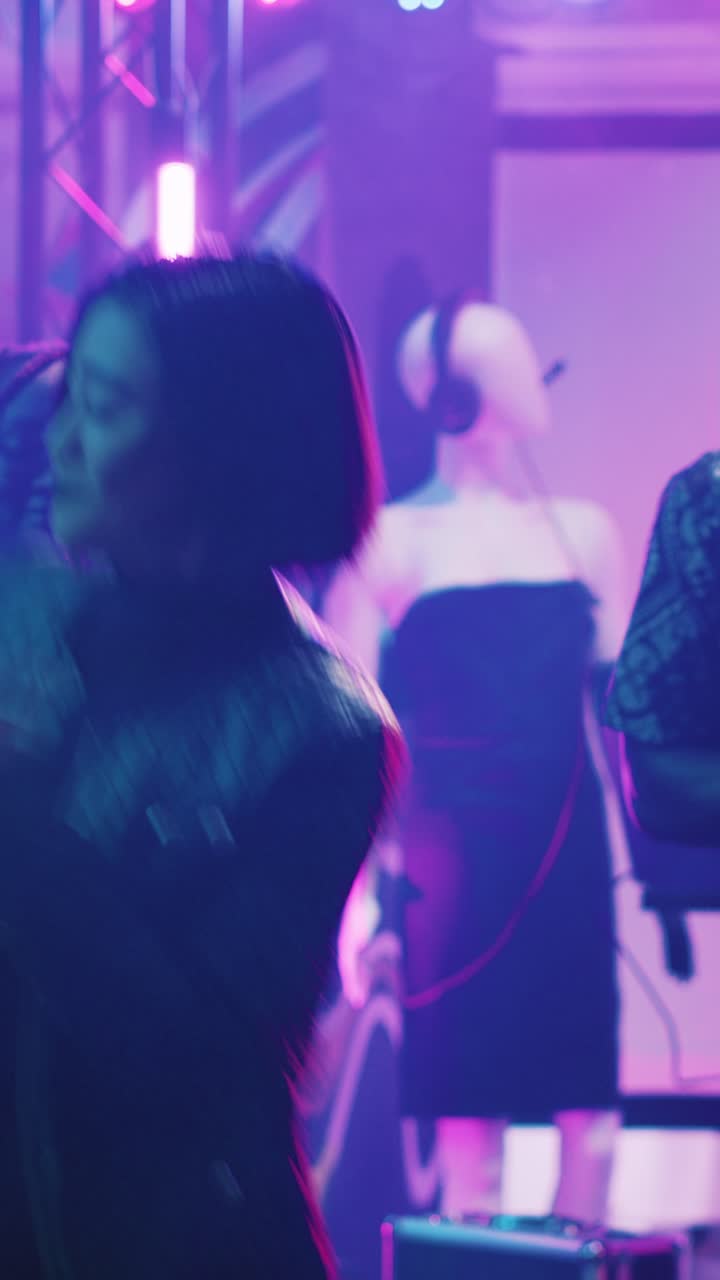 Vidéo verticale : danseuse faisant la fête dans une boîte de nuit