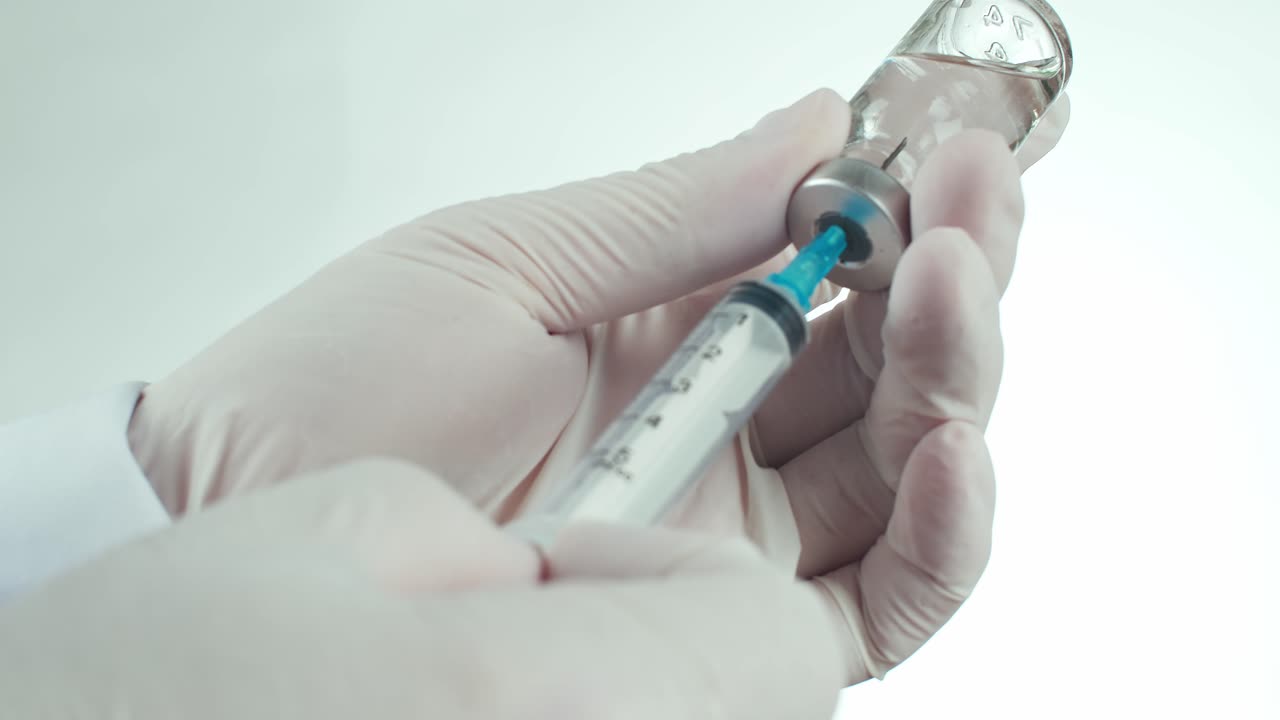 preparación de la inyección de la vacuna