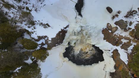 Ruhiges-Wasser-Fließt-Aus-Dem-Wasserfall-Mitten-Im-Wald-Im-State-Park-Von-Minnesota