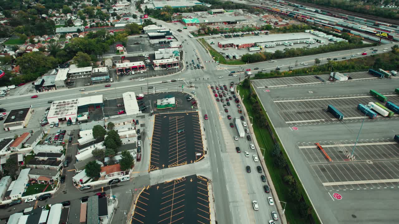 미국 의 바쁜 교차로 에 있는  ⁇ 색 건조 한 밴 을 따라