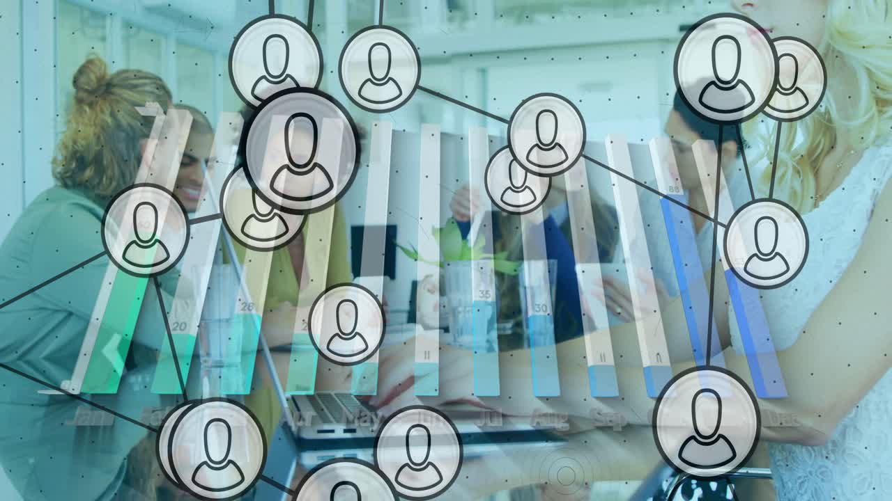 Liiketoiminnan ammattilaiset käyttävät kannettavia tietokoneita visualisoidessaan verkkodataa, samalla kun peittokuva nousee pöydän ylle.