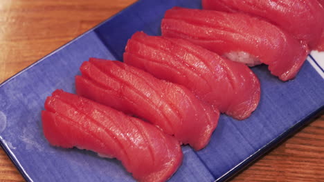 日本料理。皿に盛られたマグロの切り身寿司