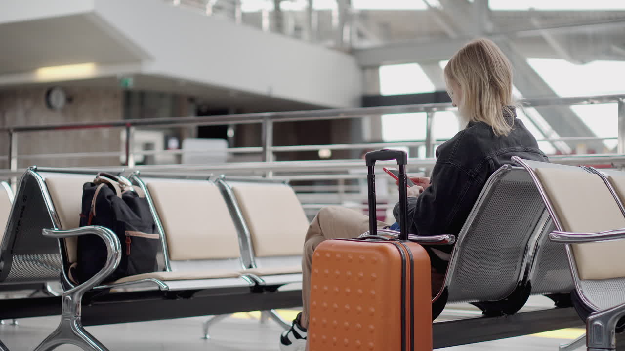 mujer esperando en el aeropuerto