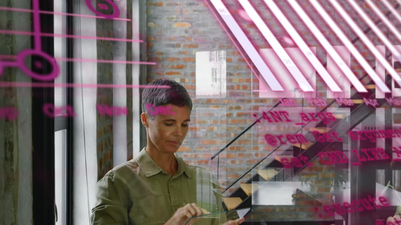 animación del procesamiento de datos sobre mujer de negocios caucásica en la oficina