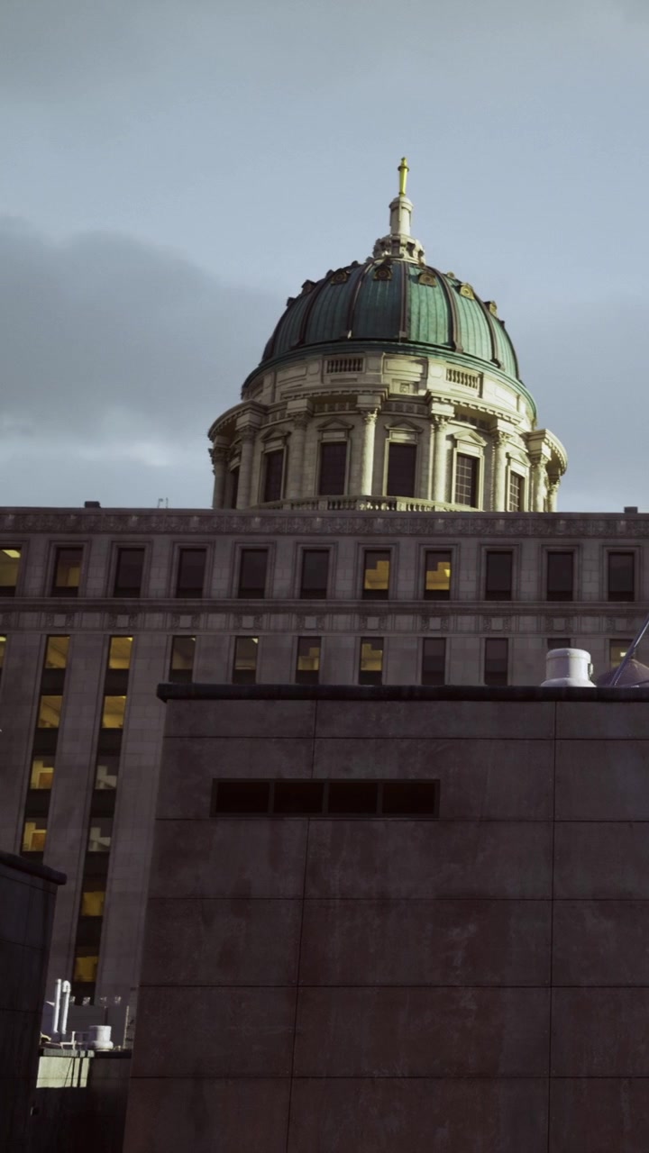 Edificio de la ciudad con una cúpula y cielo nublado con la luz del final de la tarde