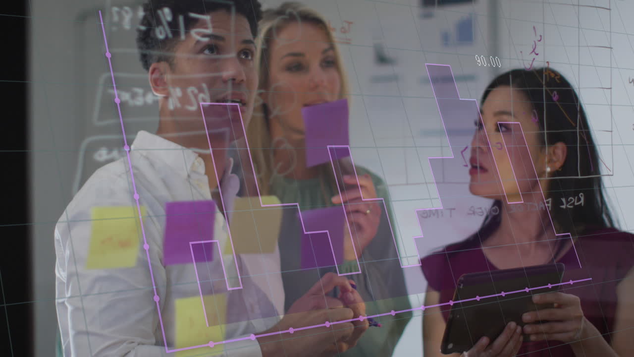 animación del procesamiento de datos financieros sobre diversas personas de negocios que trabajan en la oficina