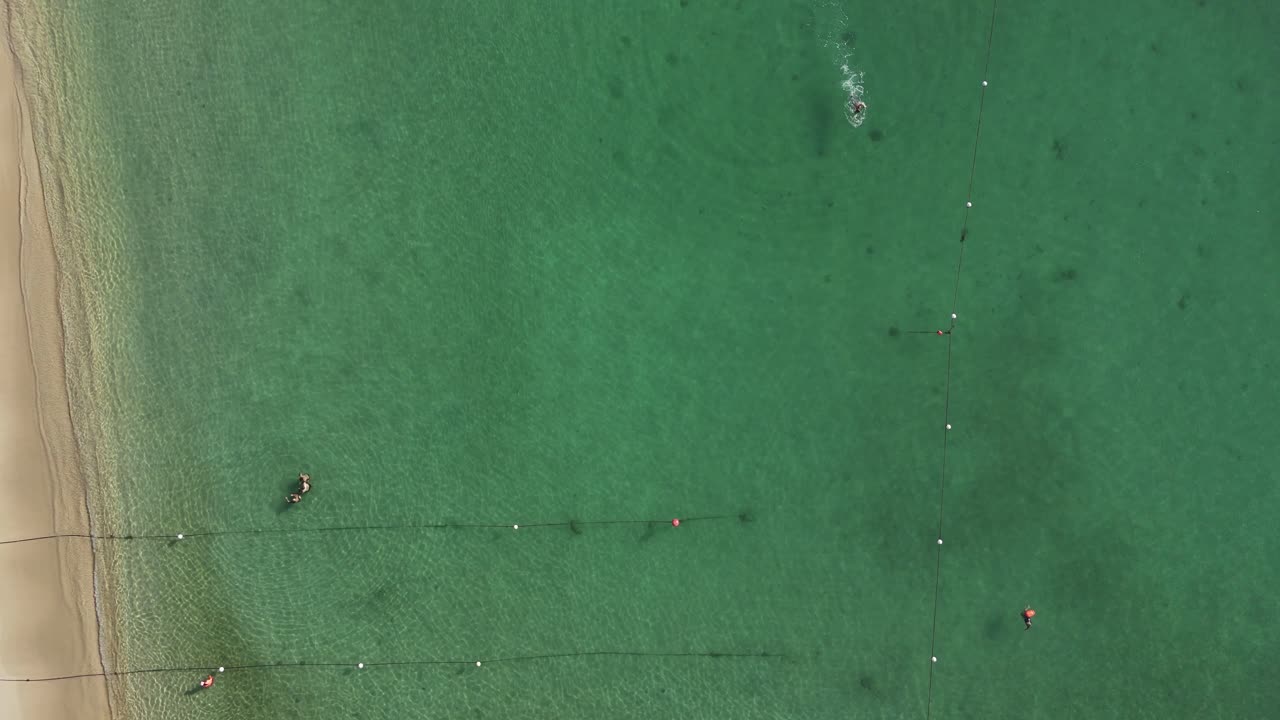 vista aérea de boyas en la playa y personas nadando en huatulco, oaxaca