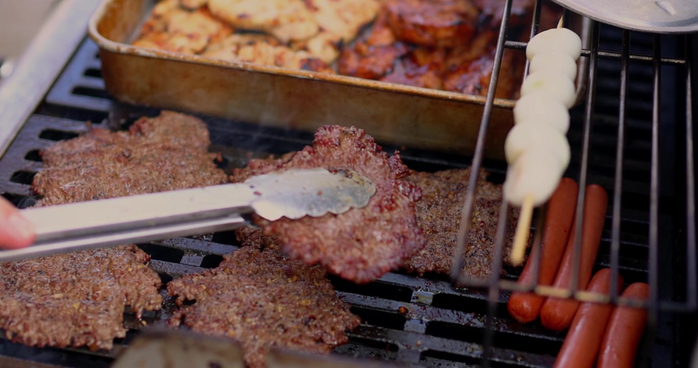 Barbeku 4 Juli Panggangan Hitam Memasak Daging Ayam Sapi Hamburger Hot Dog Bawang dalam Perayaan Ulang Tahun ke-250 Amerika Serikat - dalam Cinema 4K 30fps Diperlambat dari 120fps.