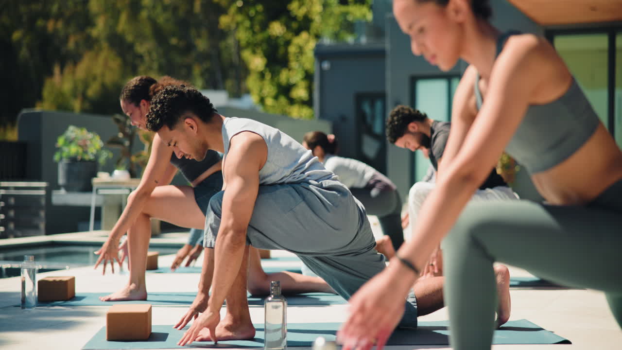 Lezione di yoga di gruppo all'aperto