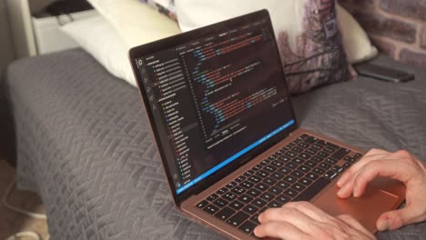 un estudiante pasa el código para el desarrollo de sitios web en una computadora portátil en un editor de programación moderno