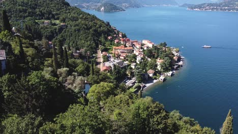 Vista-Aérea-Del-Pueblo-De-Verdana-En-El-Lago-Como-En-Italia-Durante-Un-Hermoso-Día-Soleado