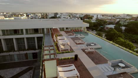 bar en la azotea de un hotel de lujo vacío y piscina infinita, riviera maya, cancún, méxico