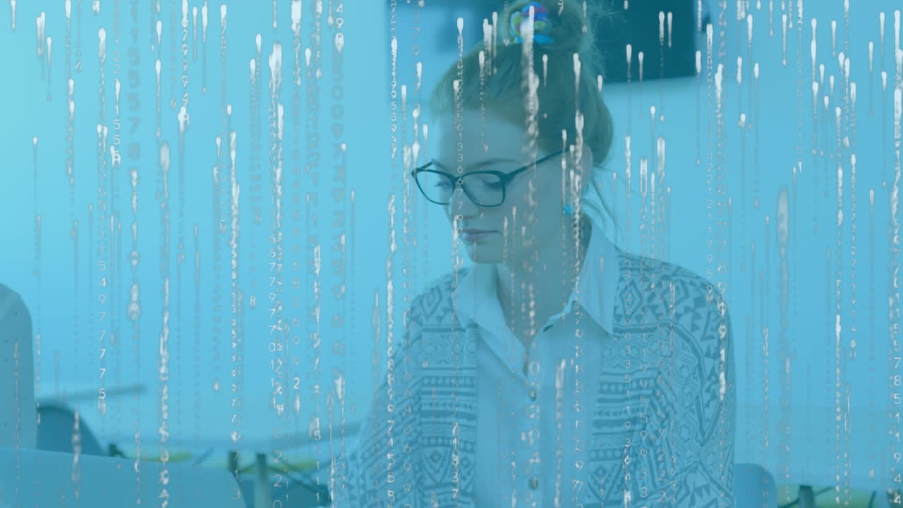 노트북을 사용하는 사업가 여성에 대한 데이터 처리 애니메이션