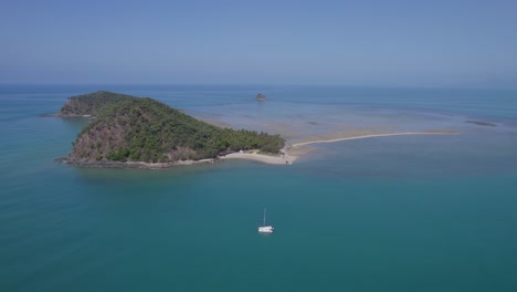 yate a la deriva en el arrecife de la isla doble cerca de la playa de ellis