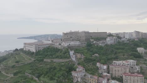 imágenes aéreas volando hacia castel sant&#39;elmo en nápoles, italia