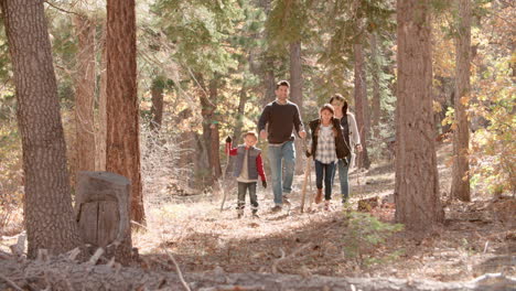 Familia-Hispana-Caminando-En-Un-Bosque,-Vista-Frontal-Completa