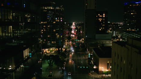 calle de la ciudad por la noche