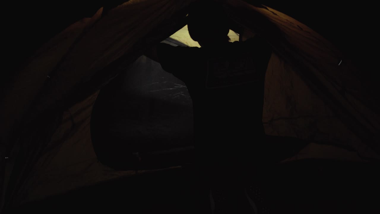 손전등으로 야간 텐트 설치