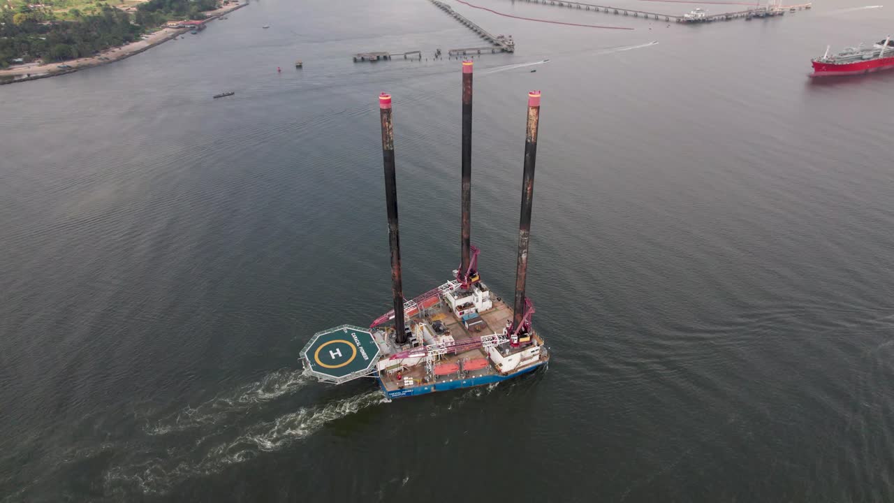 Et offshore forsyningsskib sejler i øjeblikket fra Atlanterhavet mod Lagos Havn