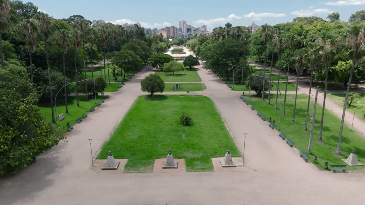Plano aéreo com drone mostrando o Monumento ao Expedicionário, revelando o Parque Farroupilha (Redenção) em Porto Alegre, Brasil. Vídeos em 4K ProRes de 10 bits
