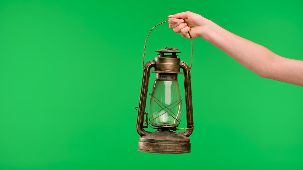 manos femeninas aplicando crema a la piel o tratando con un antiséptico. cerrar las manos y los dedos femeninos frotando crema hidratante contra el fondo de la pantalla verde clave de croma. cuidado de la piel de la mano. cámara lenta