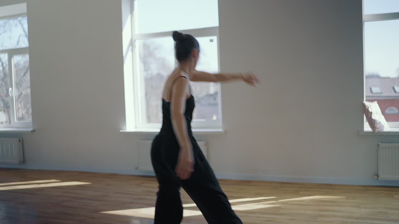 스튜디오에서 춤추는 여자