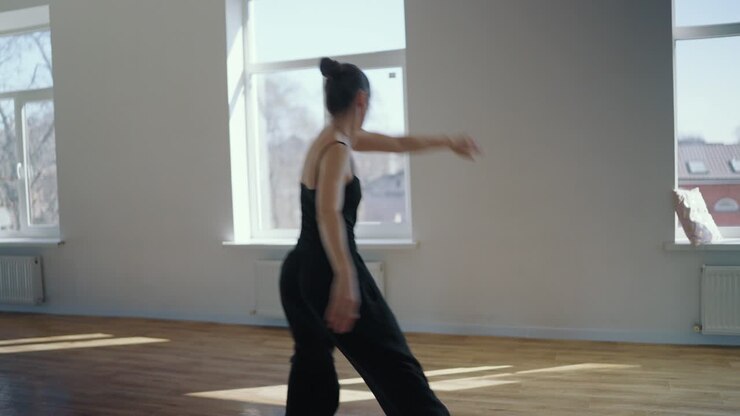 mujer bailando en estudio