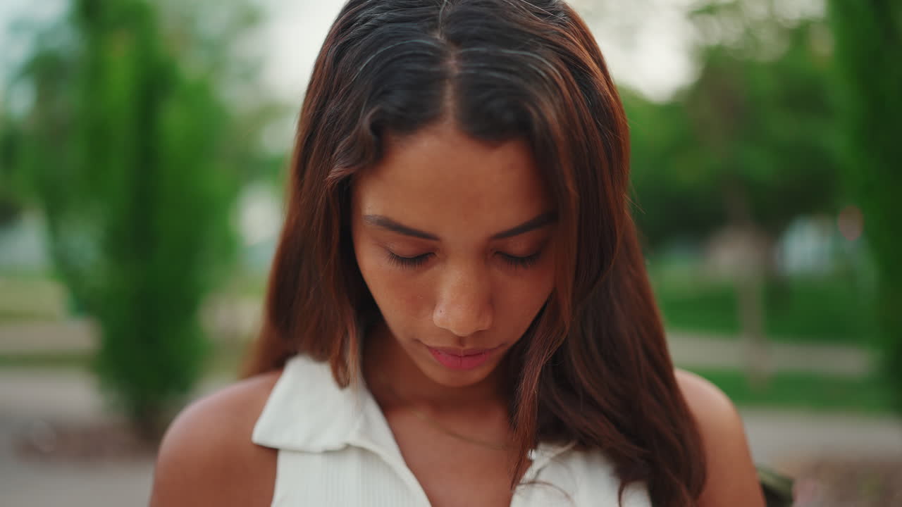 Il ritratto di una bella giovane donna