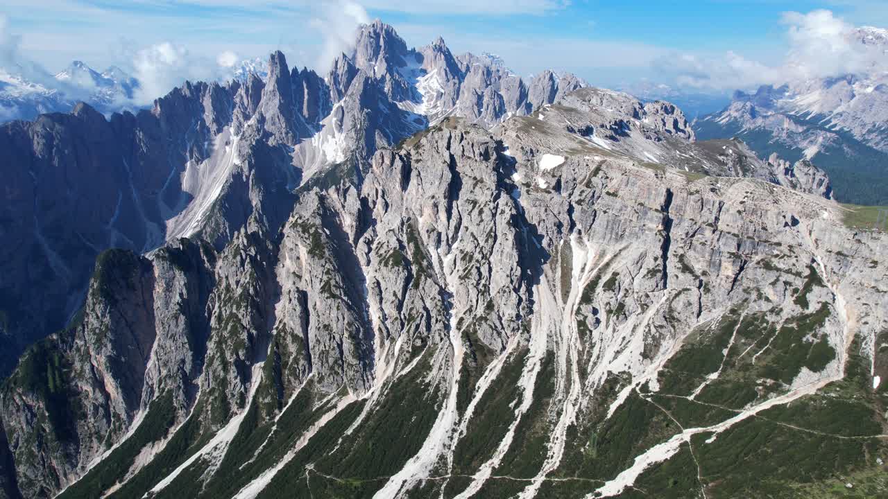 impresionante foto aérea de los picos de las montañas cadini di misurina, inclinados hacia el valle de auronzo