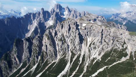 Impresionante-Antena-De-Los-Picos-De-Las-Montañas-Cadini-Di-Misurina,-Inclinada-Hacia-El-Valle-De-Auronzo