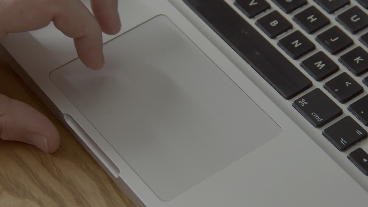 여러 방식으로 노트북의 마우스 패드를 사용하는 손