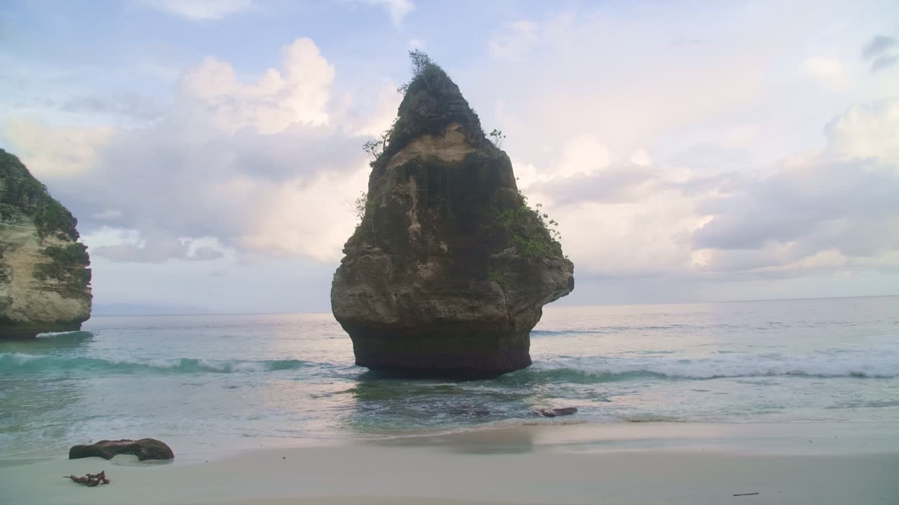 la serenidad de la playa de diamantes: olas tranquilas y arenas blancas