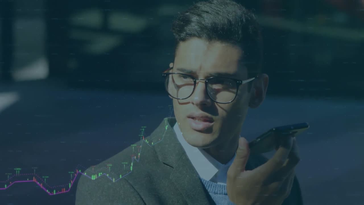 animación del procesamiento de datos sobre un hombre de negocios que usa un teléfono inteligente